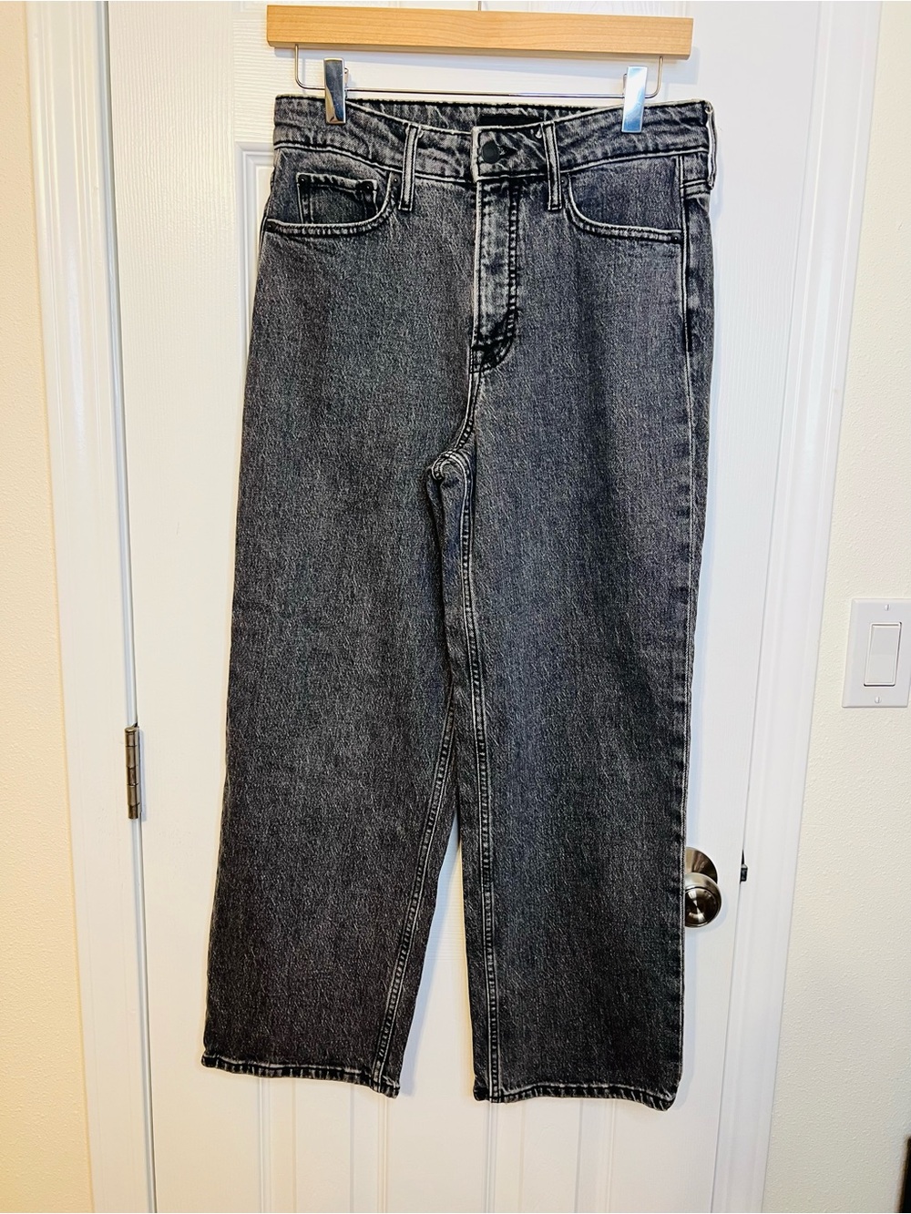 Women’s Straight-Leg Washed Black Jeans